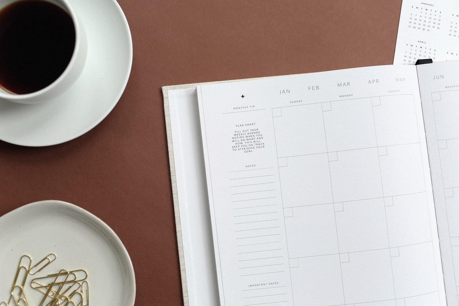 Photo par NORTHFOLK flat lay photography of book and teacup